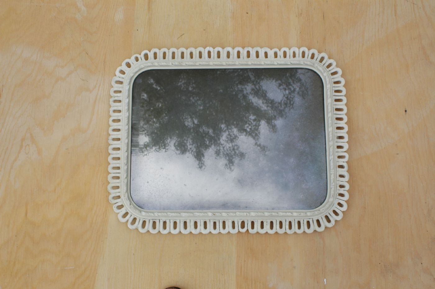 Specchiera in legno laccato bianco che vuole sembrare una ceramica di Weighwood  XIX° sec, cm 29 x39