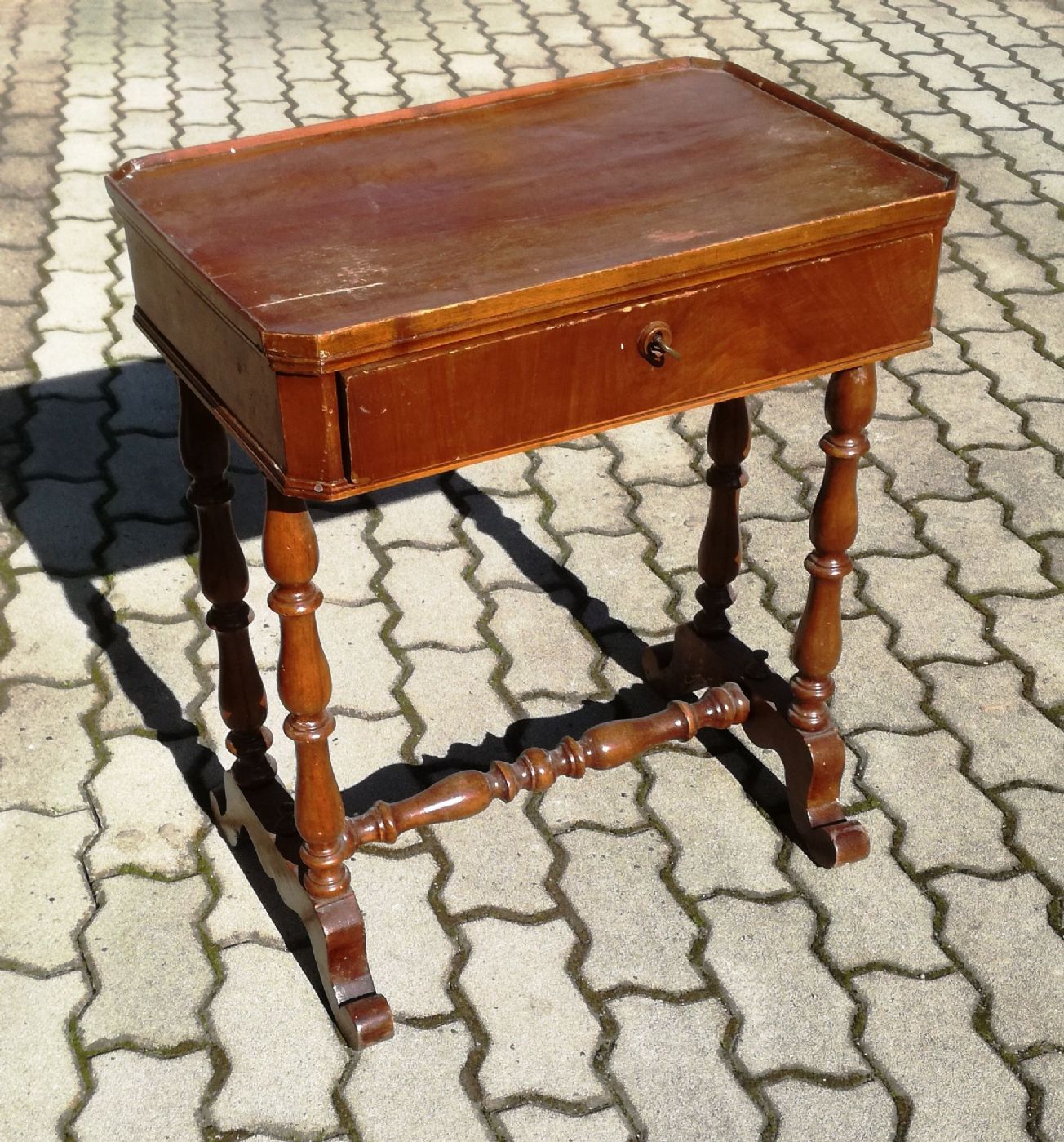 Tavolino da lavoro in noce 4 gambe tornite piano rettangolare. cassetto sotto al piano. XIX° sec. cm. 50 x40