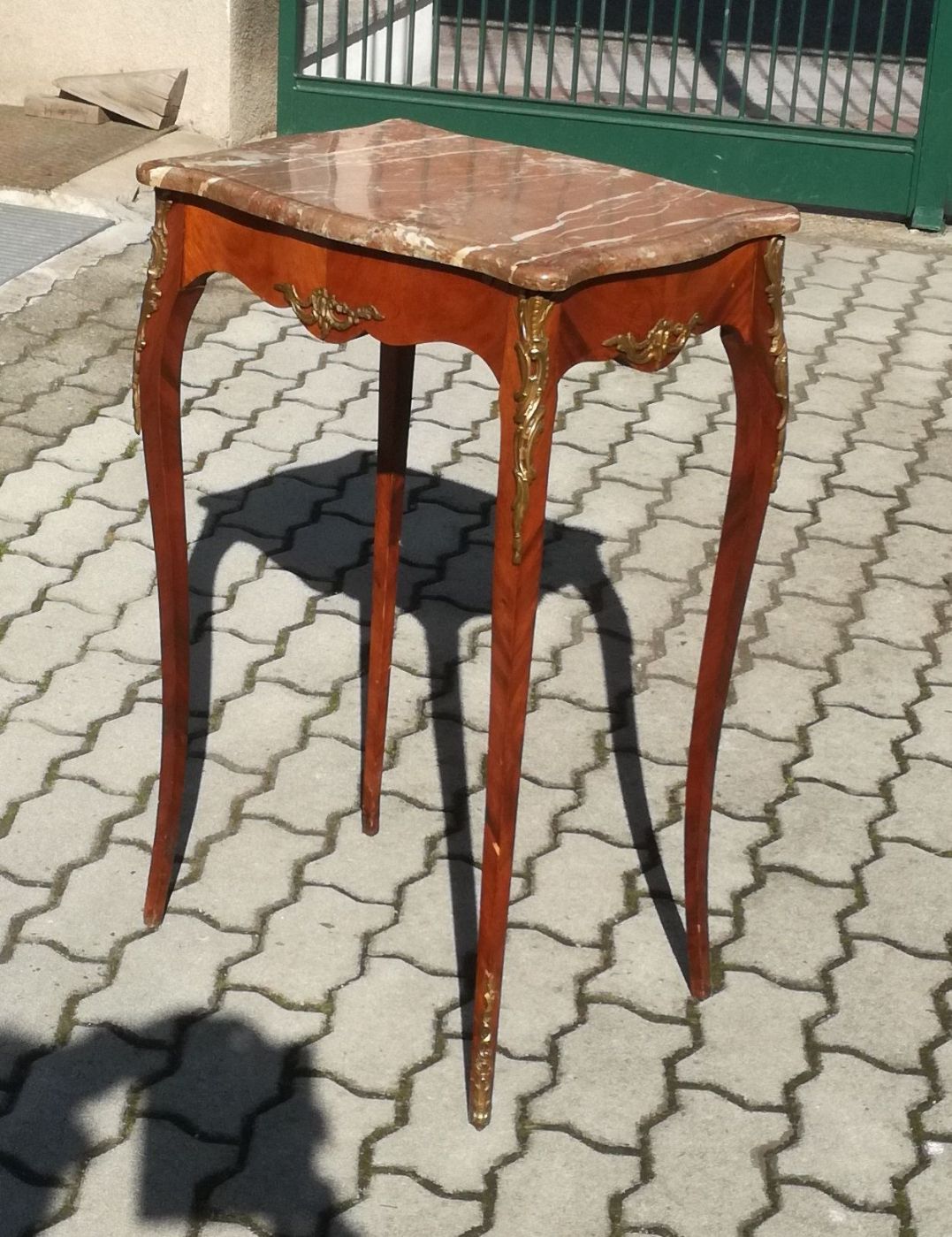 Elegante tavolino francese Lastronato in bois de rose 4 Gambe mosse decorazioni in bronzo dorato. Piano in marmo. cm. 40 x 30 h.78