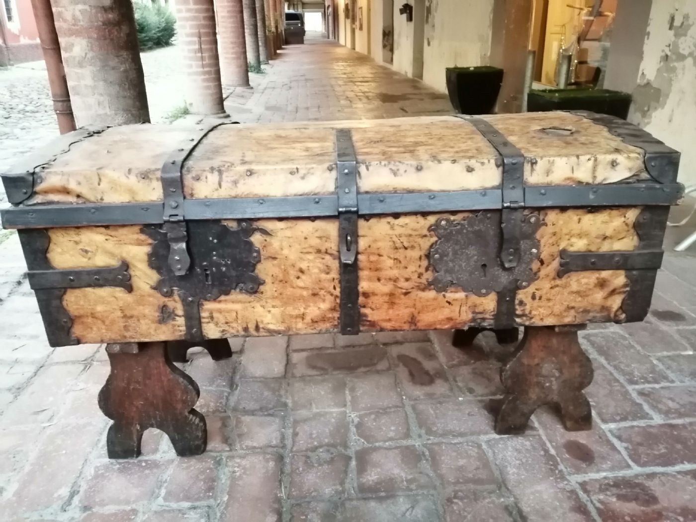 Leather-covered carriage chest with rich wrought iron hardware - Emilia, 17th century