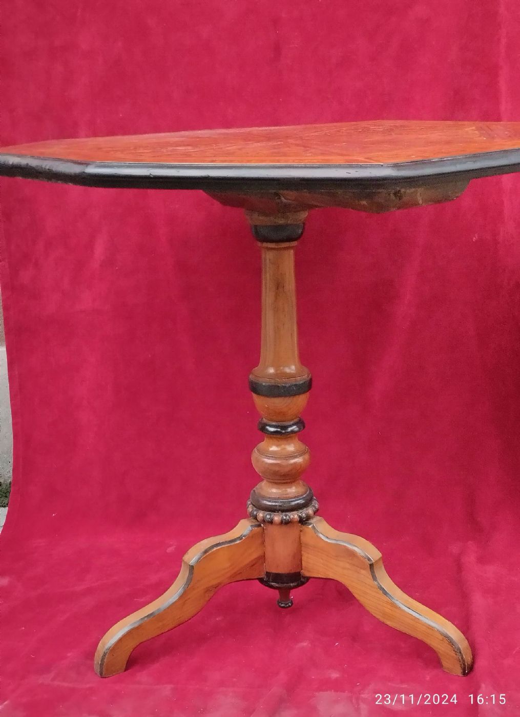 Tavolino con piano ottagonale intersiato riccamente  manufattura del buon ricordo di Sorrento 1840 diam. 75 h.75