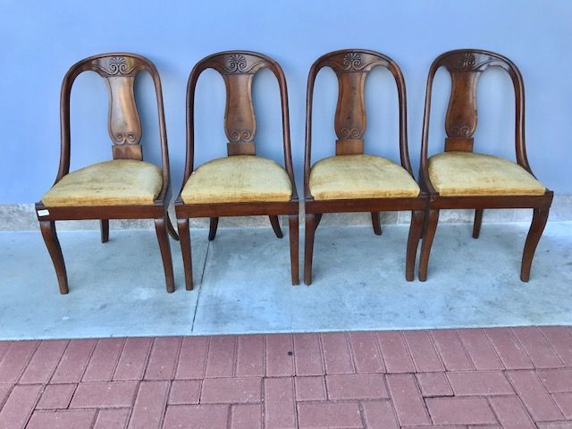 Lot de 4 chaises gondoles en noyer - Restaurées (en cours de restauration)_car 2189