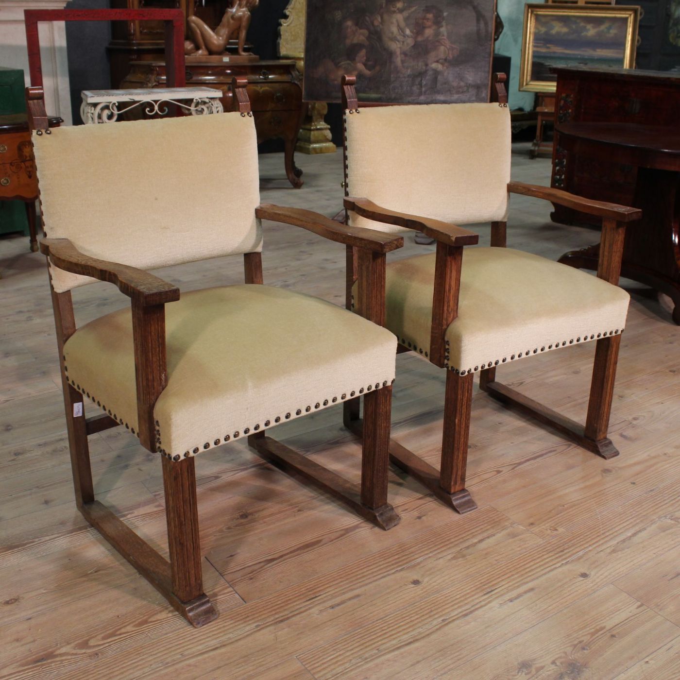 Paire de fauteuils rustiques d'Europe du Nord sculptés en chêne du XXe siècle