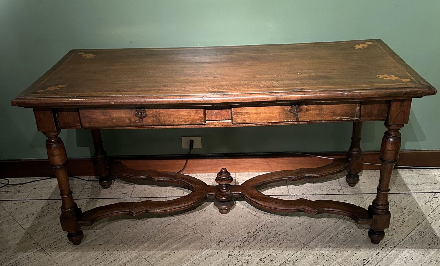 Tavolo in legno di noce , gambe tornite con traversa sagomata , piano con intarsi, manifattura veneta del primo 700' cm, 80 x 160 x 72