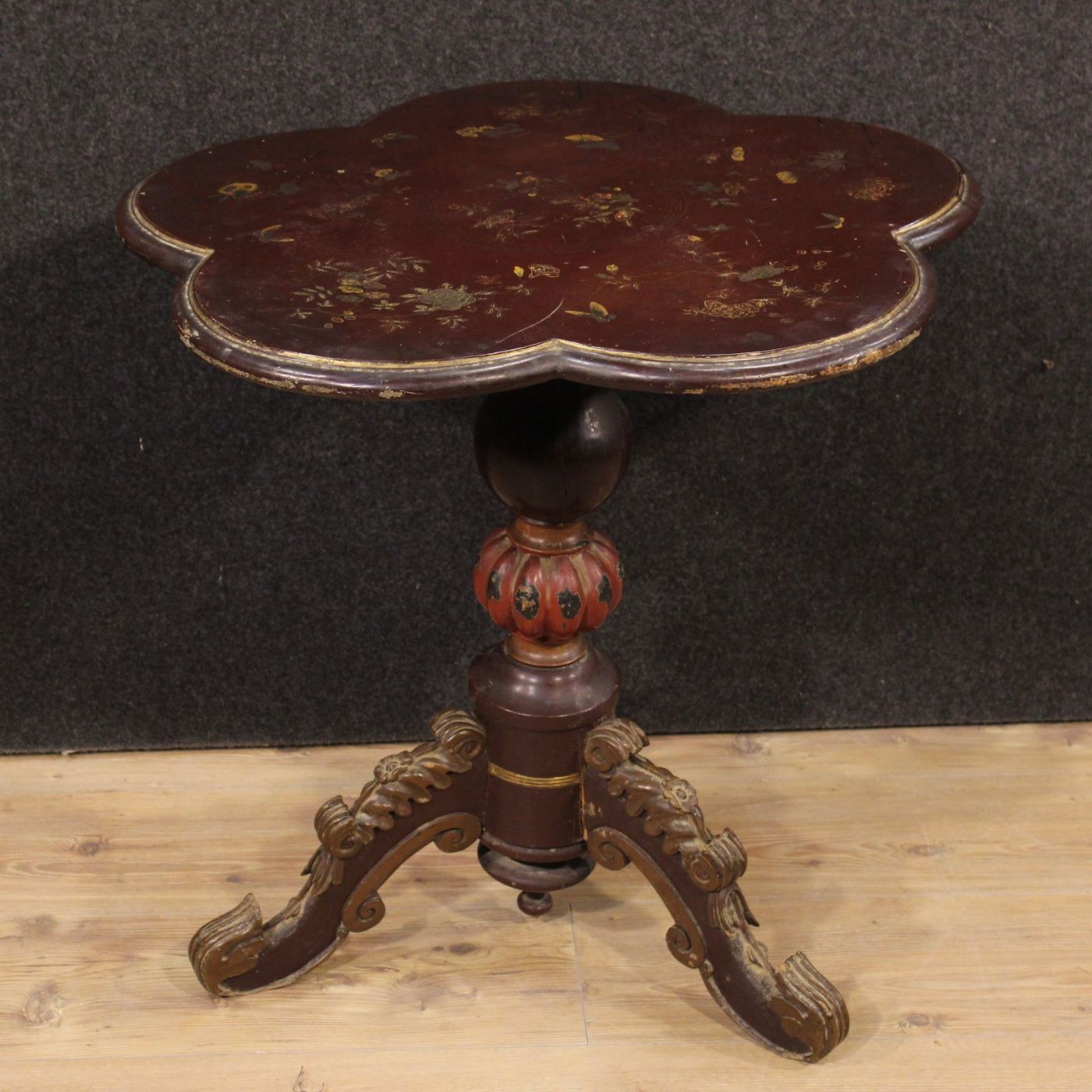 Table guéridon française en bois laqué et doré du XXe siècle