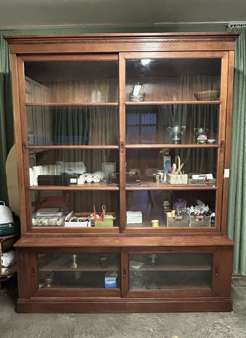 Librería vitrina colonial de madera de teca, cm 273 x 220 x 65 x 45, ¿principios del siglo XX?