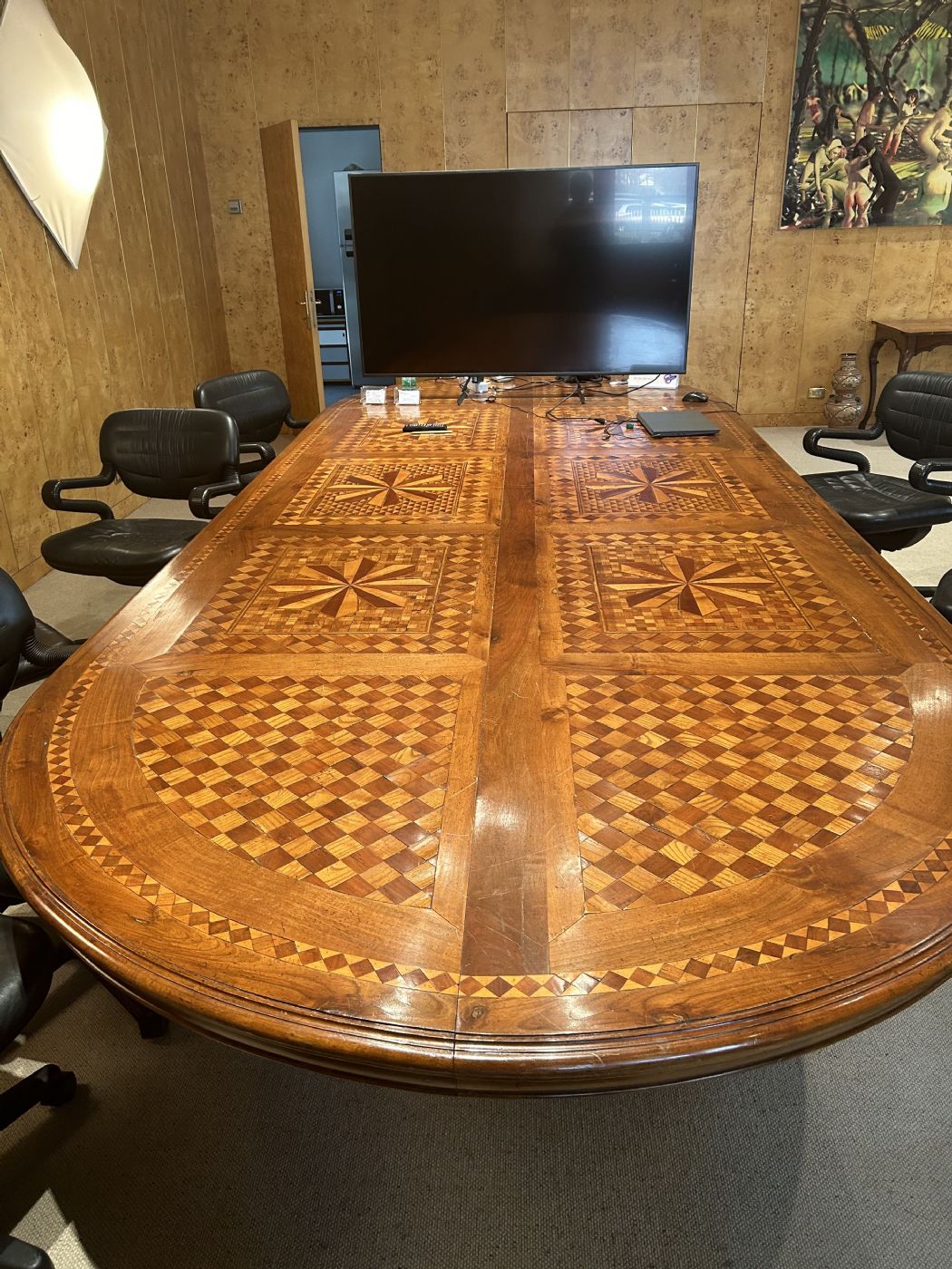 Großer ovaler Tisch mit reich eingelegter Platte mit geometrischen Mustern, 80 x 450 x 190 cm, venezianische Fertigung des 19. Jahrhunderts