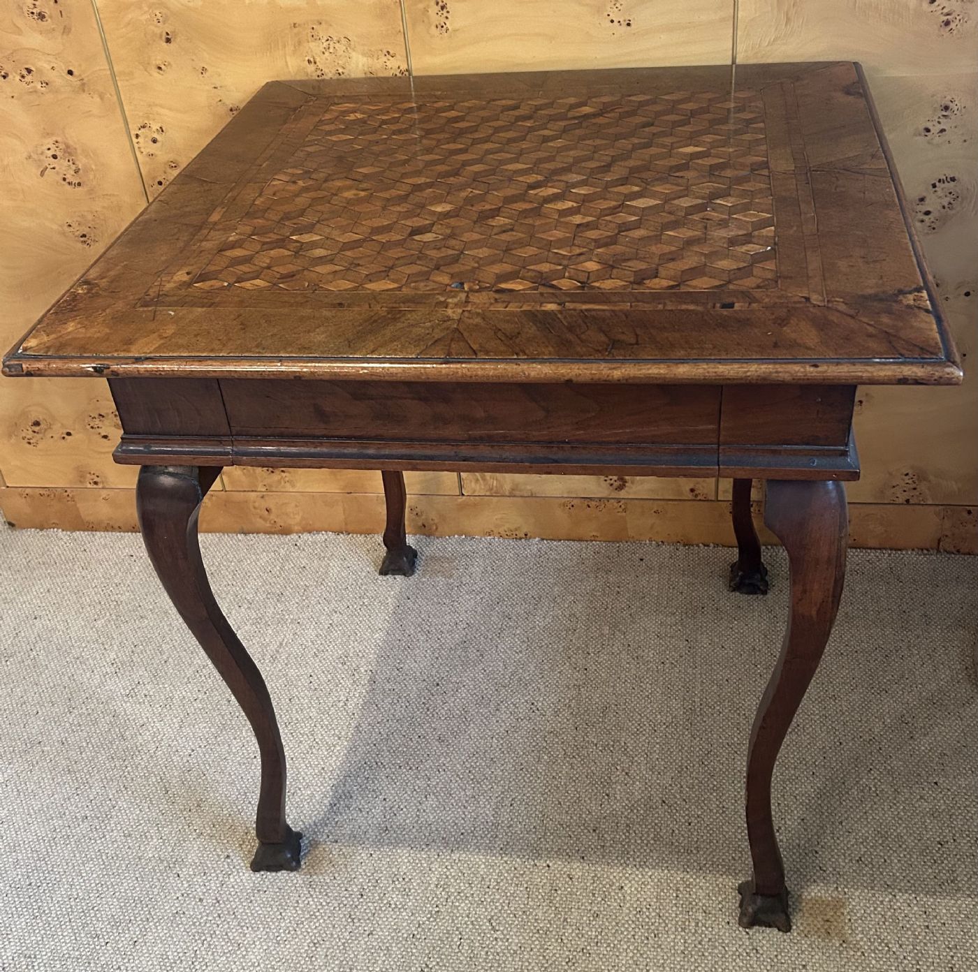 Mesa de juego con tapa con incrustaciones, manufactura veneciana del siglo XVIII, cm 80 x 80 x 80