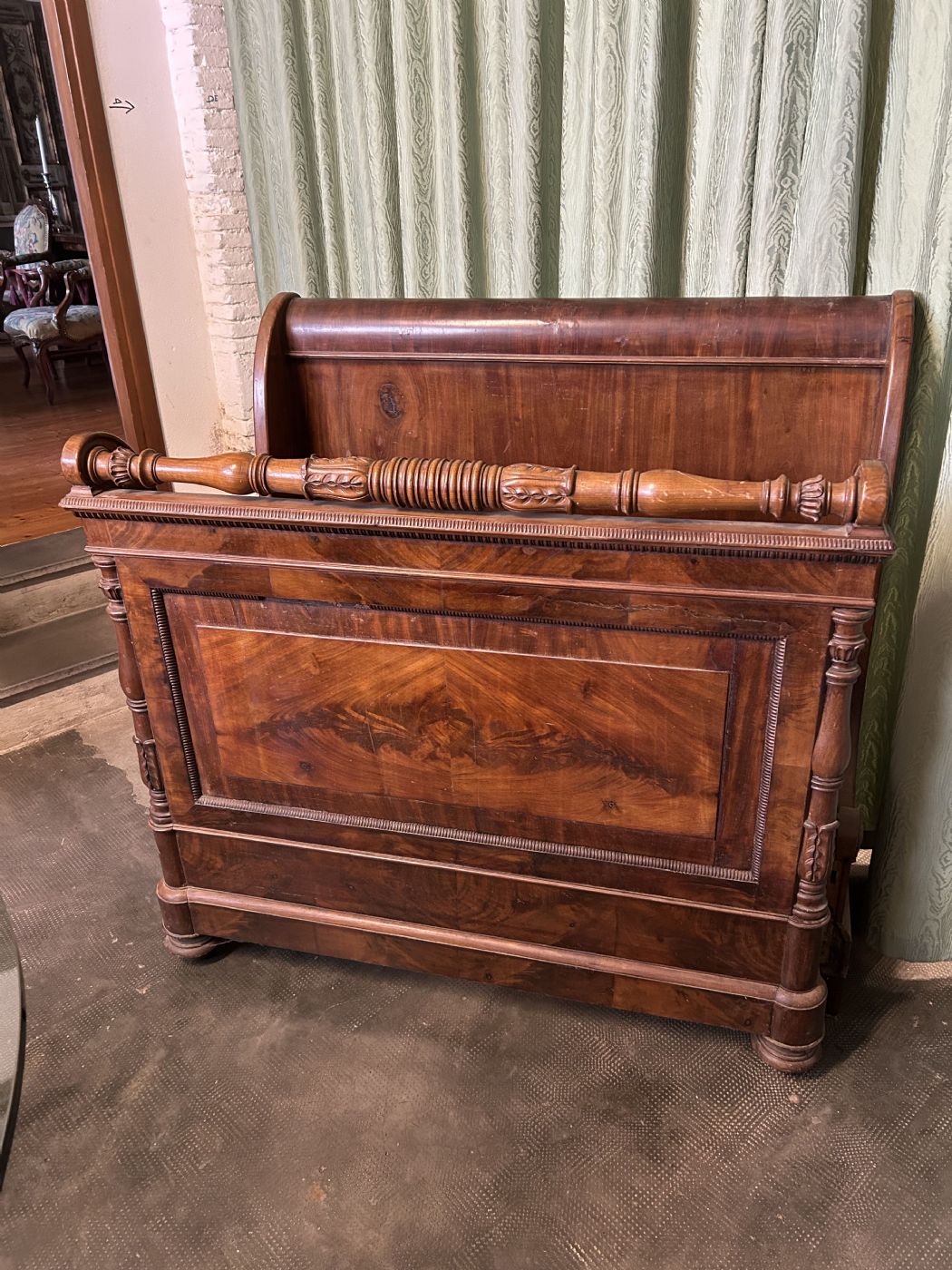 Cama de barco folheada em nogueira maciça e lupa, início de 1800, dimensões internas para colchão cm. 108 x 196