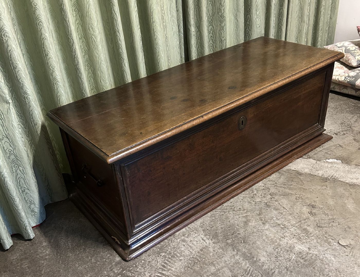 Coffre du début du XVIIe siècle en noyer, 160 x 65 x 58 cm