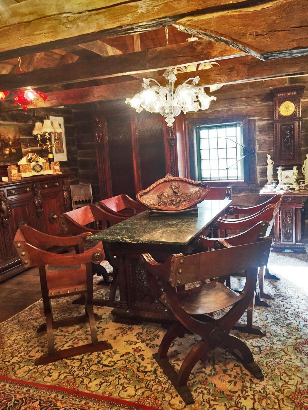EXTRAORDINÁRIO SALA DE JANTAR NEO-RENASCENTISTA EM MOGNO MACIÇO ESCULPIDO E ENTALHADO - obra assinada e datada (1930) pelo insigne mestre marceneiro romagnolo GIOACHINO MELUZZI (Ímola, 1884 - ivi, 1953)
