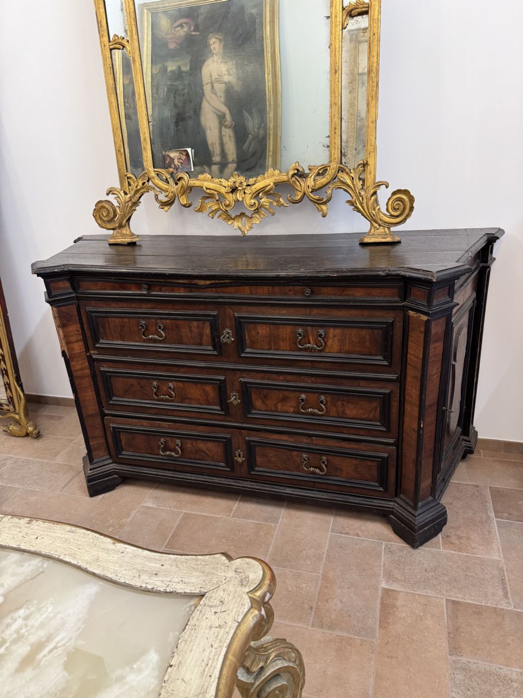 Esplêndida cômoda de nogueira chanfrada com portas e gaveta nas laterais. LOMBARDIA Século XVIII