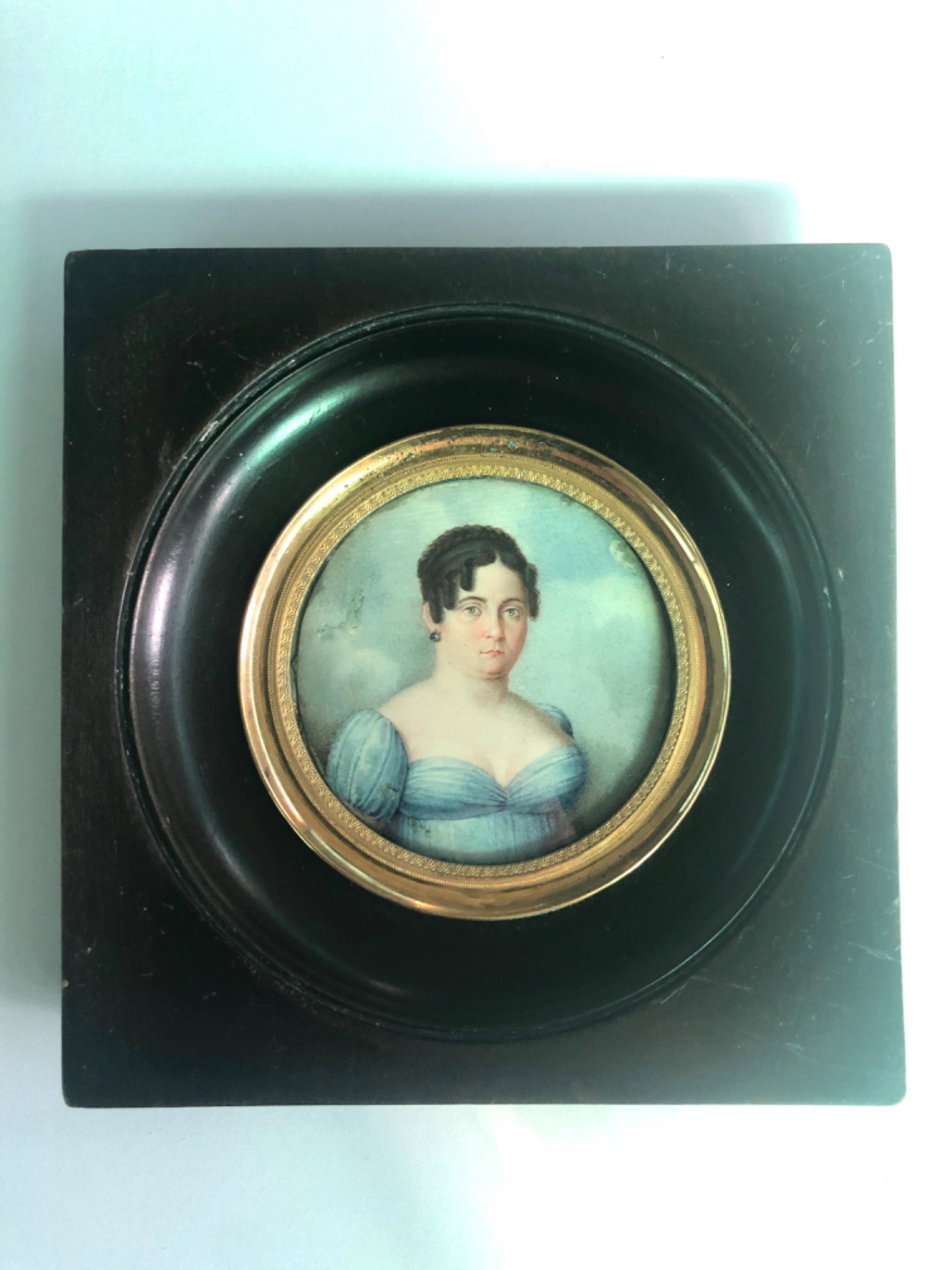 Miniatura retratando figura feminina. Moldura em madeira ebanizada. Período Império.