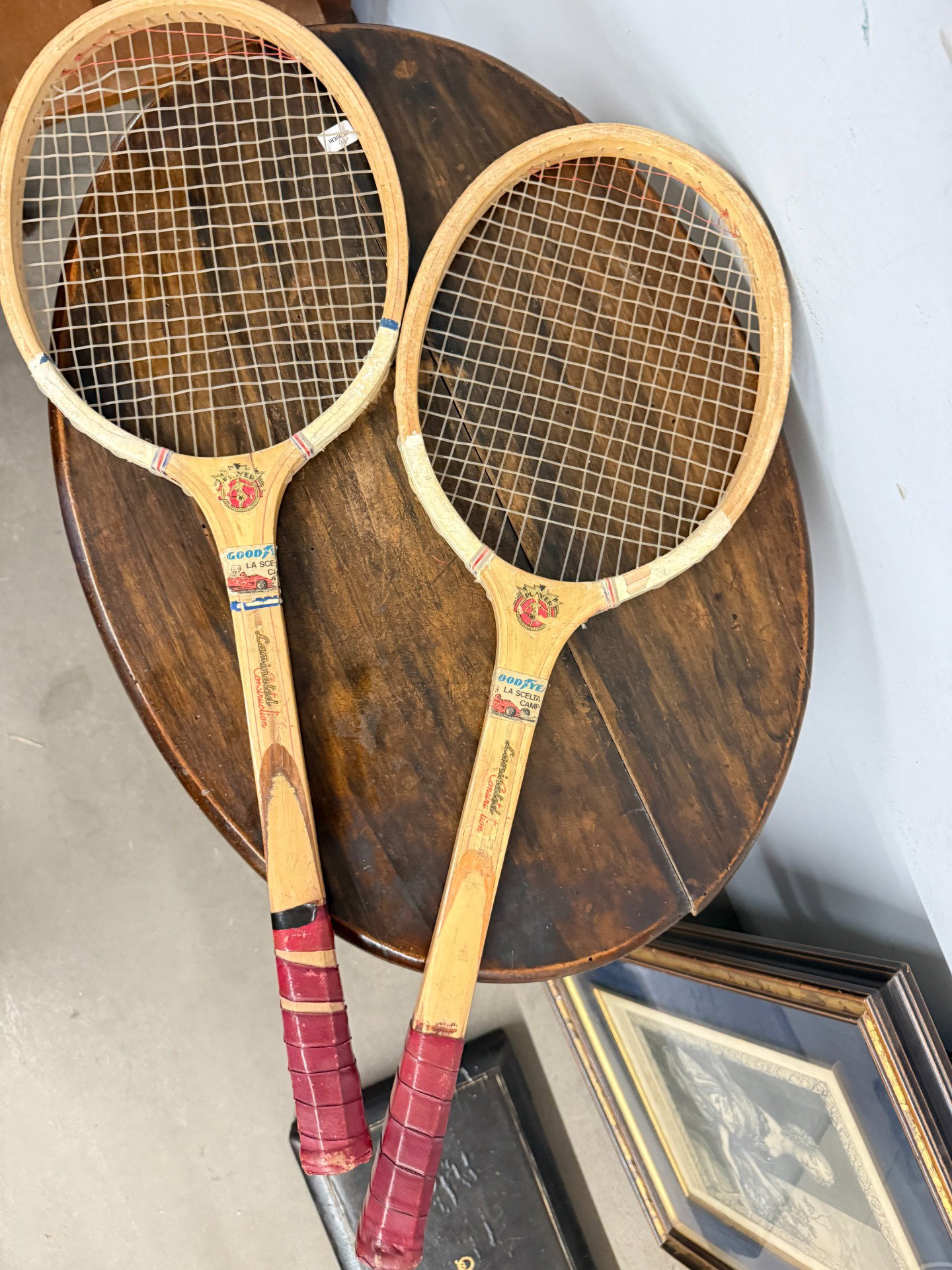 Pareja de raquetas de tenis de madera vintage Player de los años 60 Goodyear, 67x23cm