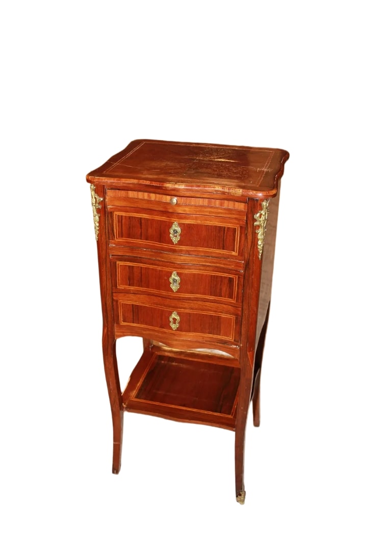 Französischer Louis XV Nachttisch mit Schubladen, Bronzeelementen und ausziehbarer Schreibplatte aus Violettholz aus dem 19. Jahrhundert