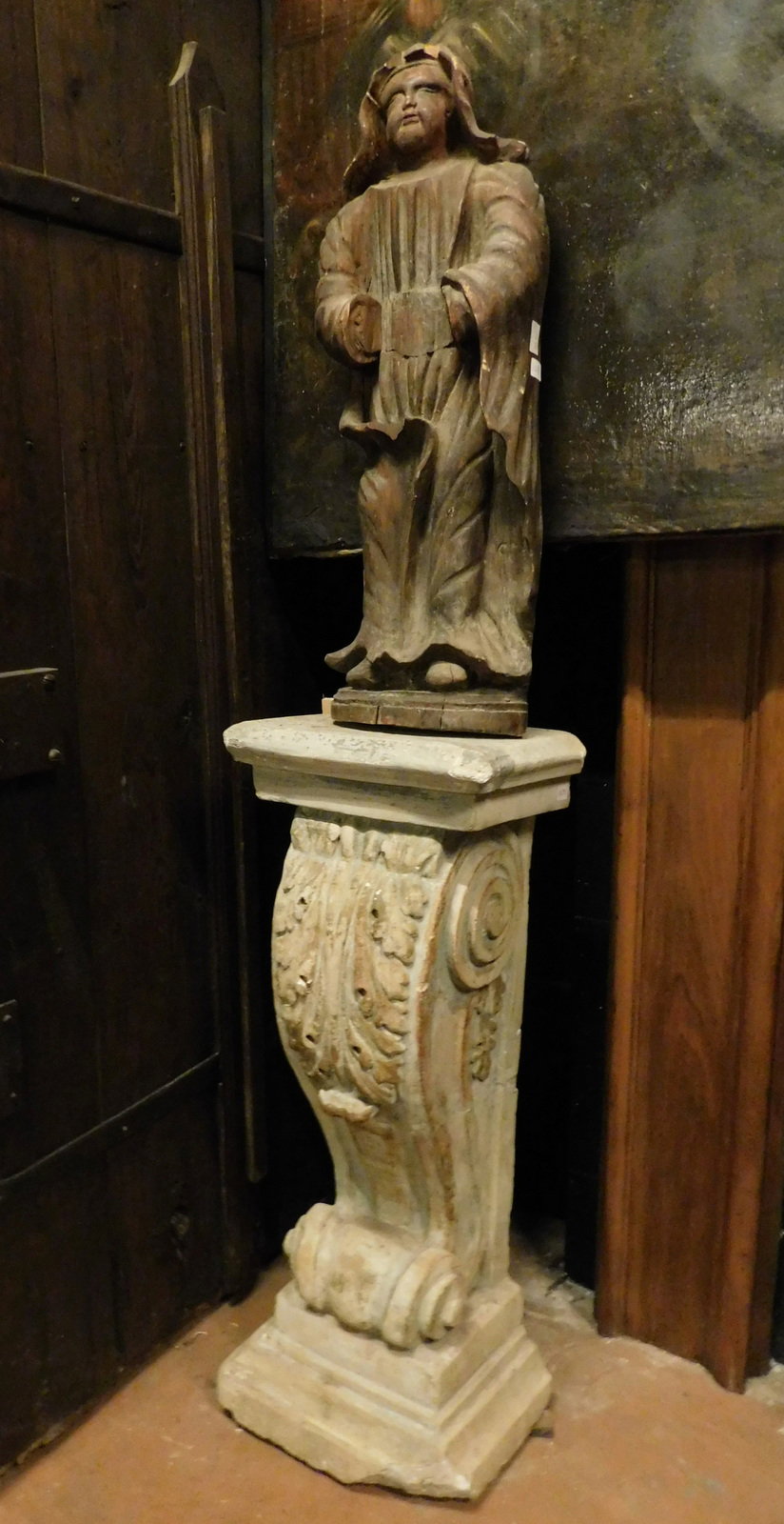 dars420 - concrete column, with sculpted acanthus leaf, measures cm W 36 x H 95 x D 27