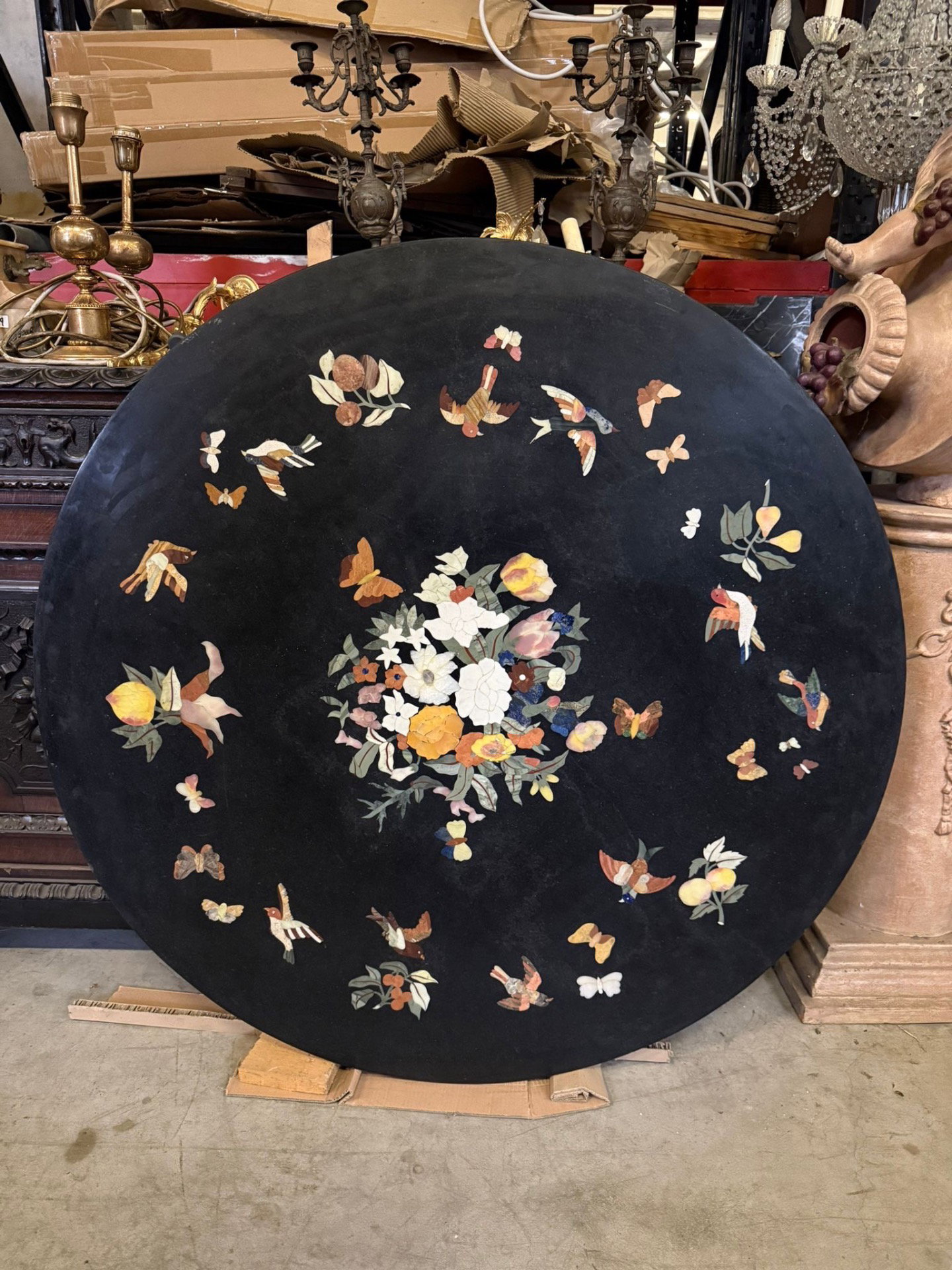 Tablero de mármol negro belga con incrustaciones florales en piedras preciosas, diámetro 1,20 m