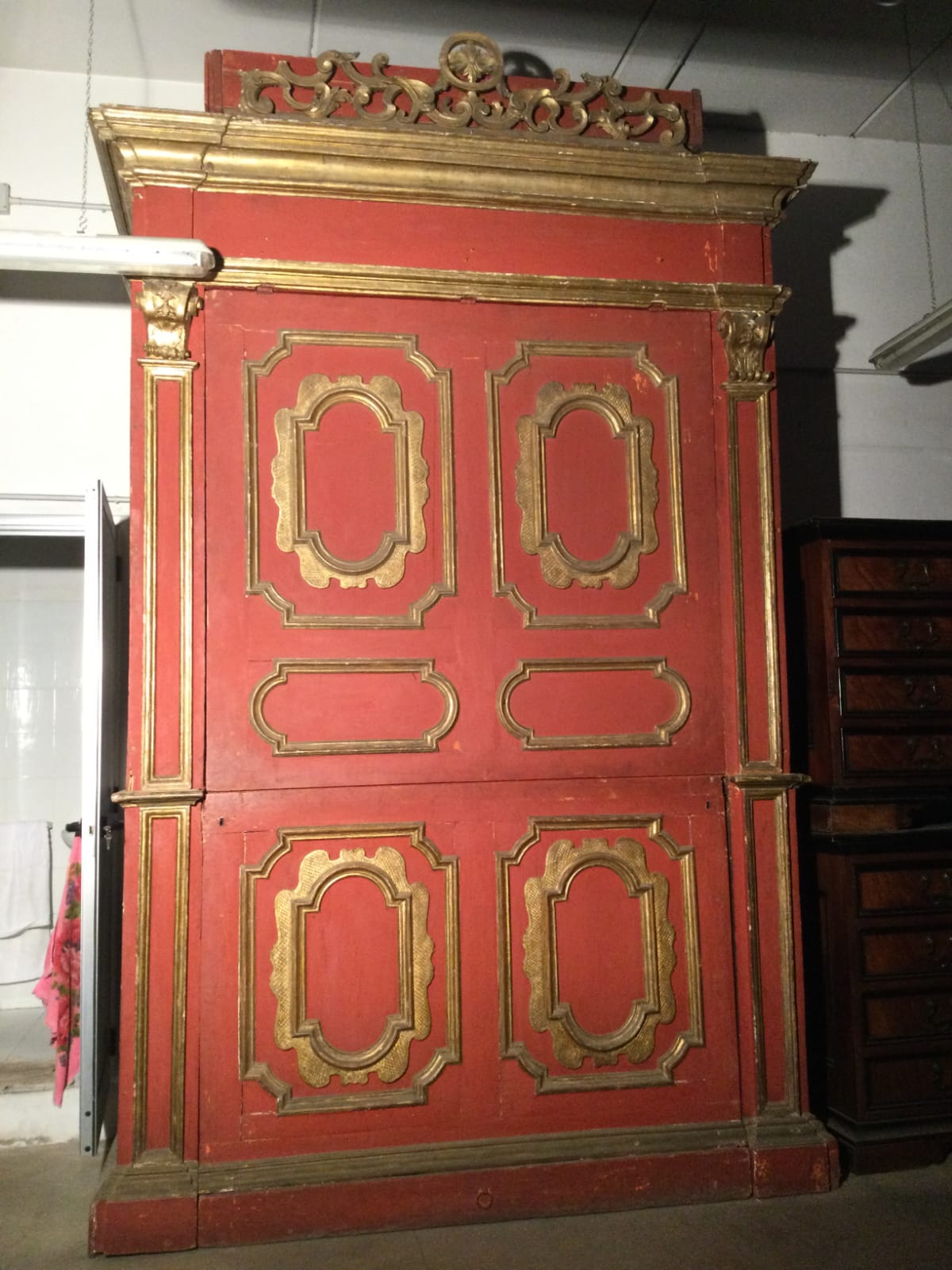 Unique and exceptional lacquered altar wardrobe with a tilting front opening, pull-out platform inside, decorations, and a 4-door opening on the sides. Dimensions: H360xL230xD92. Legal guarantee applies.