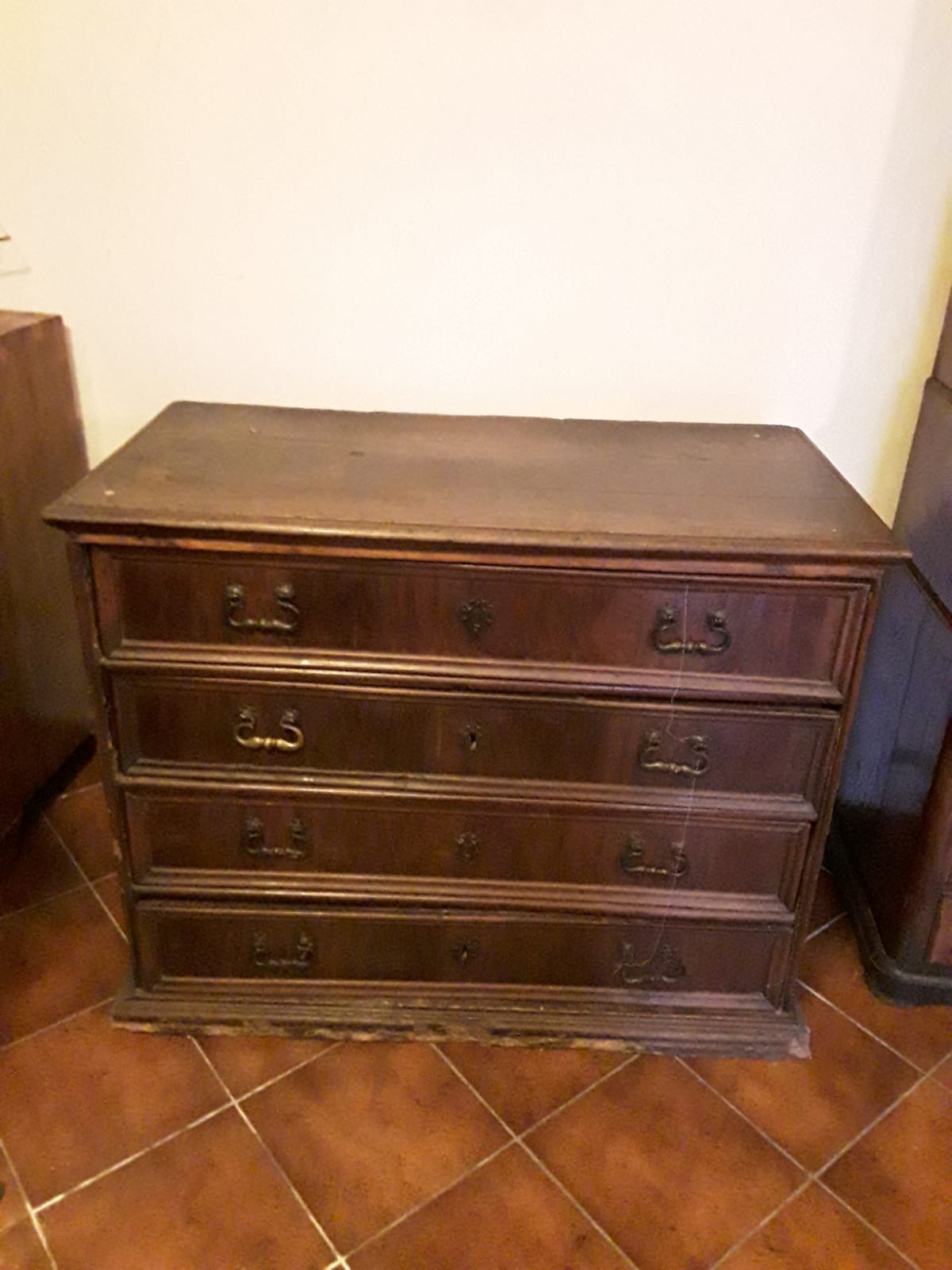Emilian chest of drawers with walnut veneered drawers, dimensions L122xP64xH98, 17th century, legal warranty.