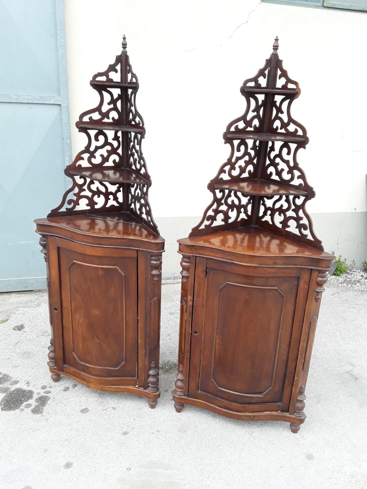 Coppia di angoliere in noce  fronte mosso    epoca 1800 lombarde  sempre in patina dell epoca h170x l65x angolo 45 garanzia termini di legge 