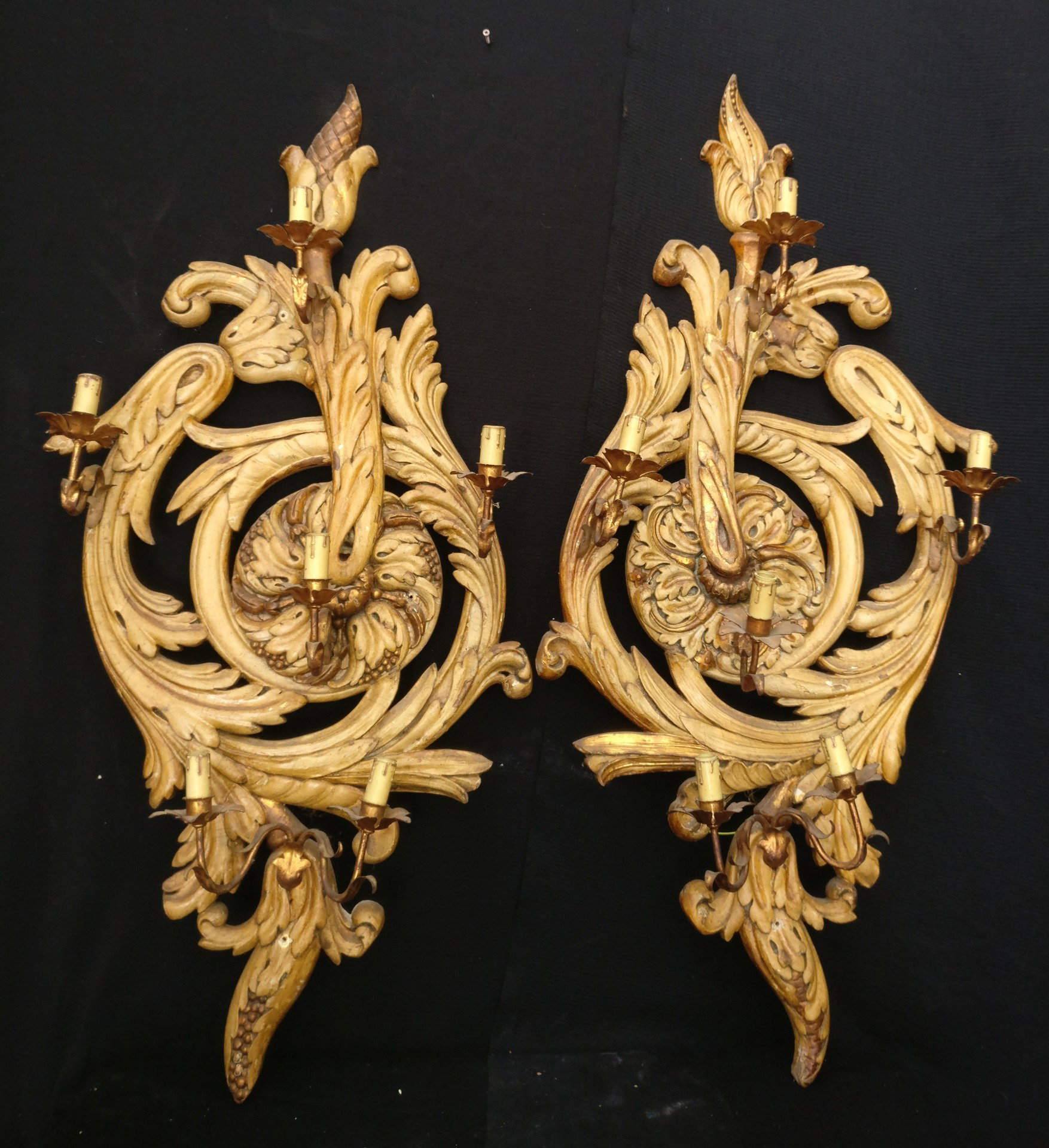 Coppia di applique in legno di Cirmolo, laccate, con impianto elettrico funzionante - 1920 - Padova