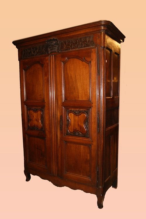 Französischer Schrank aus dem 18. Jahrhundert im provenzalischen Stil aus Kirschholz mit Schnitzereien