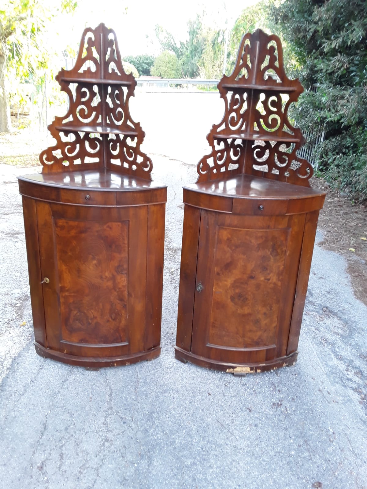 Paar lombardische Eckschränke aus dem 19. Jahrhundert, furniert, mit bewegter Tür, Schublade, 175x50x50, Breite 73, gesetzliche Gewährleistung.