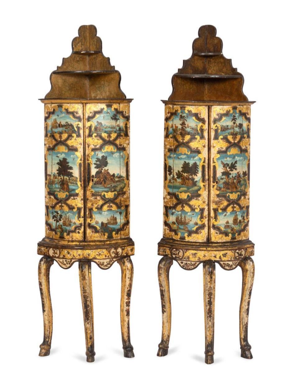 Fabulous pair of corner cabinets in lacquered and gilded wood, curved on the front. VENICE, 18th century