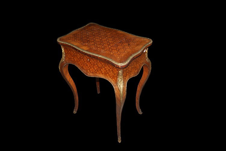 Mesa de centro francesa do século XIX, estilo Luís XV, com ricos motivos de embutidos