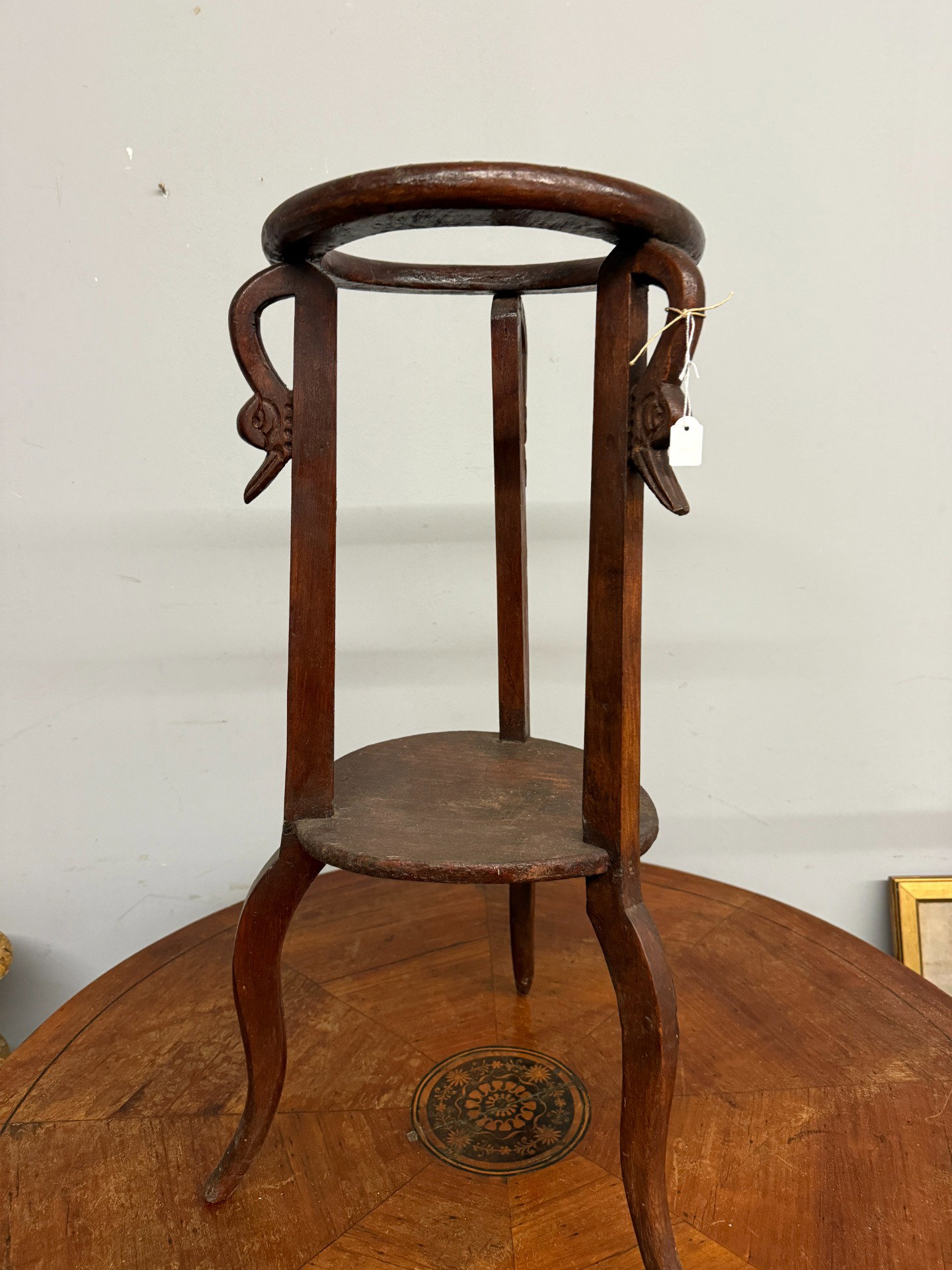Antiguo soporte Liberty de madera de castaño con cisnes, años 1930, 74x30cm