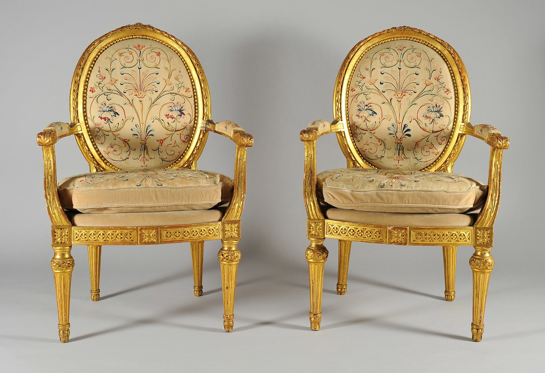 Conjunto de seis poltronas Luís XVI em madeira finamente esculpida e dourada, Turim, último quarto do século XVIII.