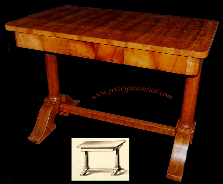 Vienne 1815-20, période Biedermeier, entourage de Joseph Danhauser. Rare table de service / bureau entièrement en placage.