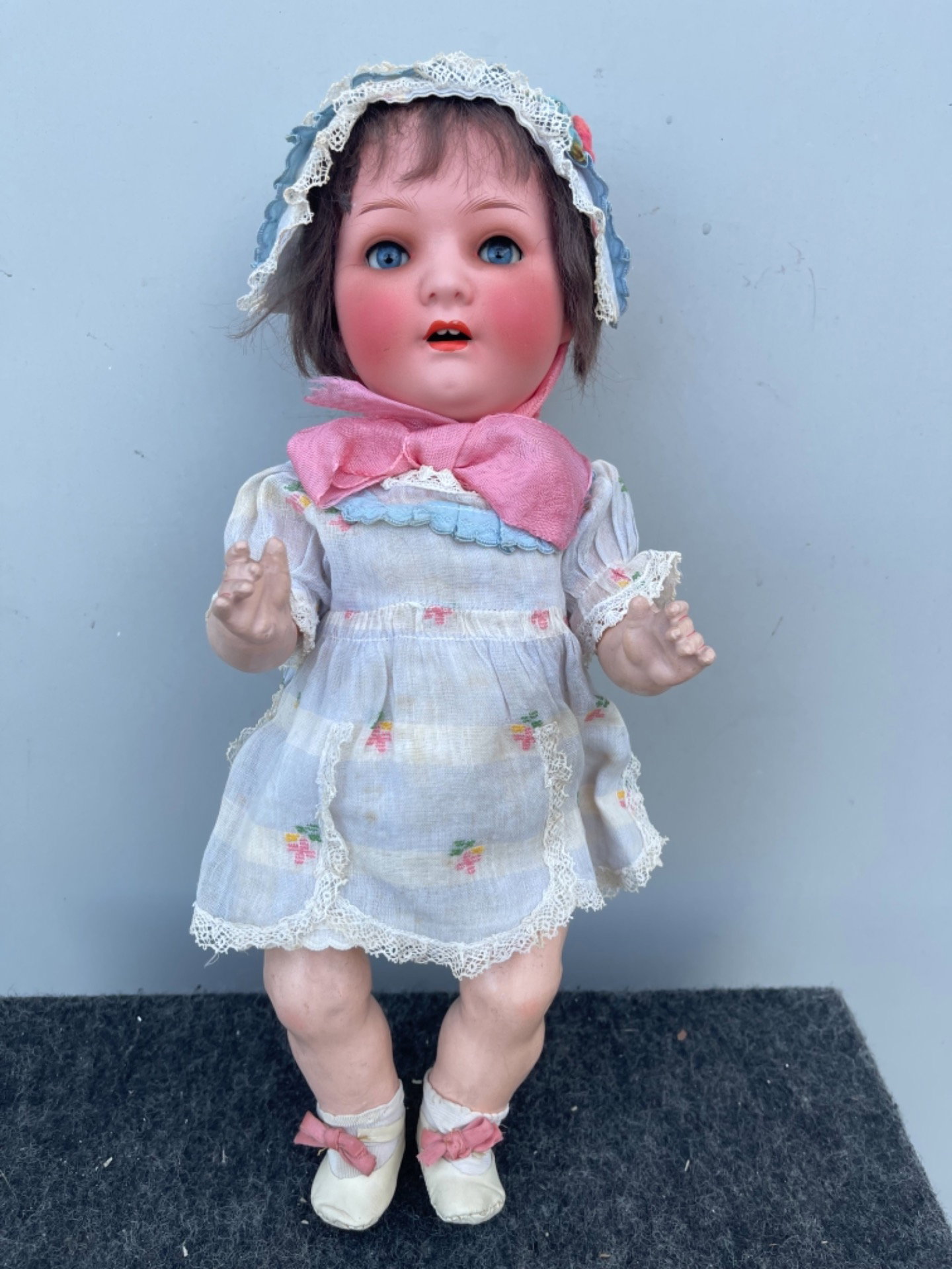 Bambola bebe’caractère con testa in bisquit  e corpo in cartapesta.Occhi mobili.Firma Heuback Koppeldorf.Germania