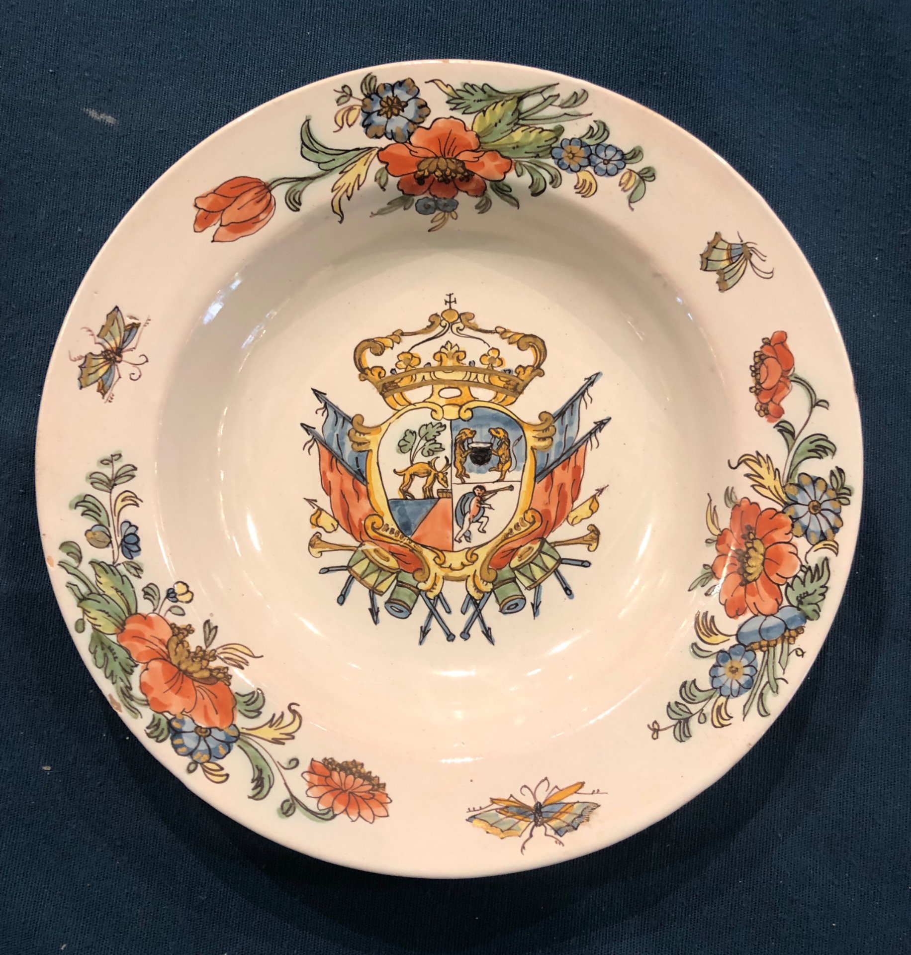 Plato de mayólica, Fábrica de San Carlo. Caserta. Escudo de la familia Caccamo.