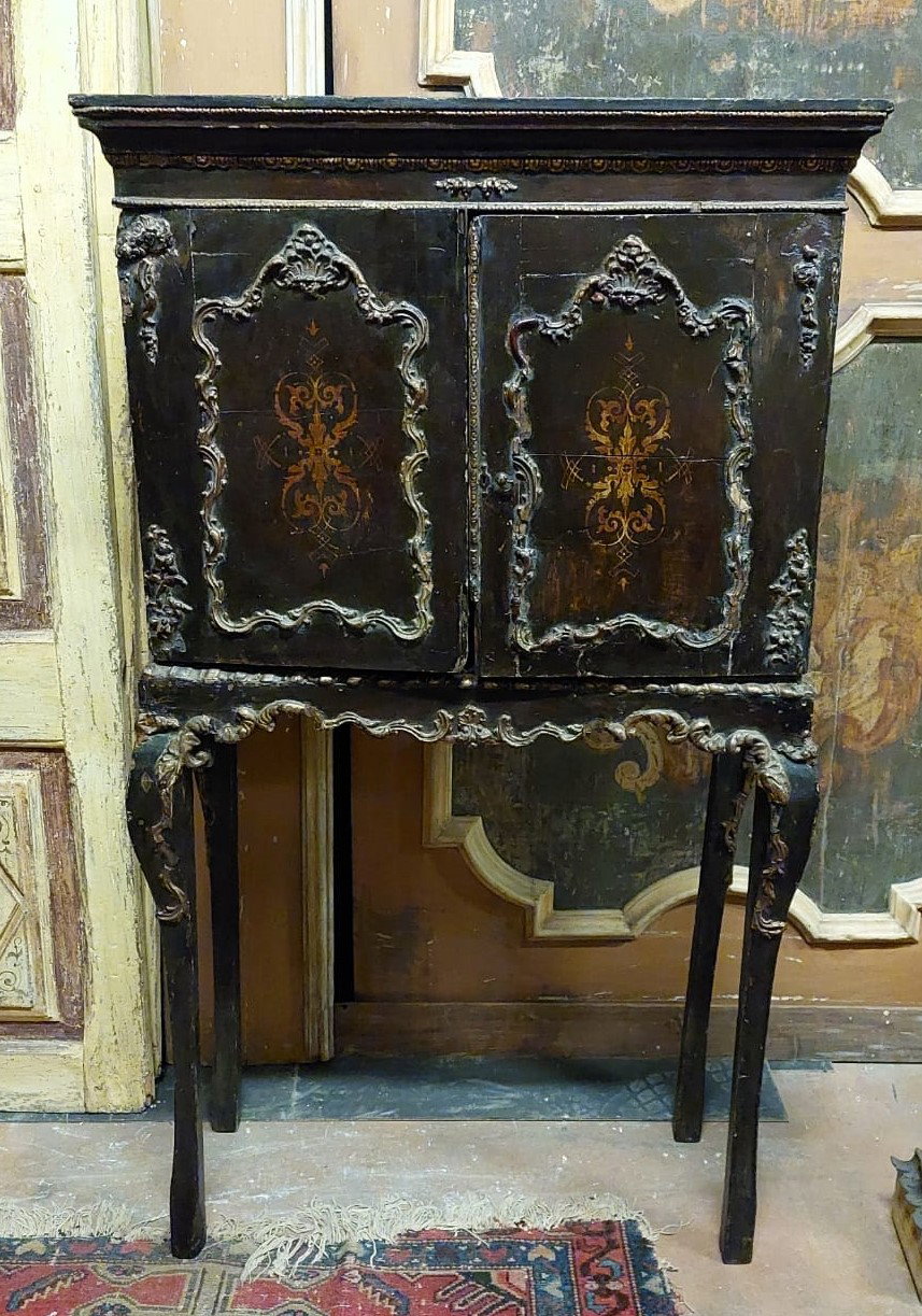 ARM114 - scrigno laccato e decorato, epoca '800, misura cm L 80 x H 138 x P 34