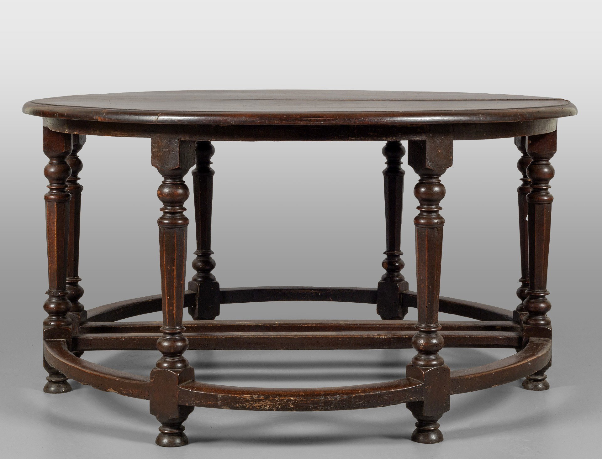 Paire d'importantes demi-tables Louis XIV en noyer, Gênes début XVIIIe siècle