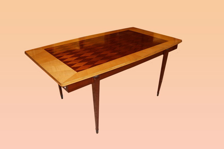 Italienischer Tisch im Art-Déco-Stil mit einer Gruppe von 6 Stühlen, die mit Kunstleder bezogen sind.