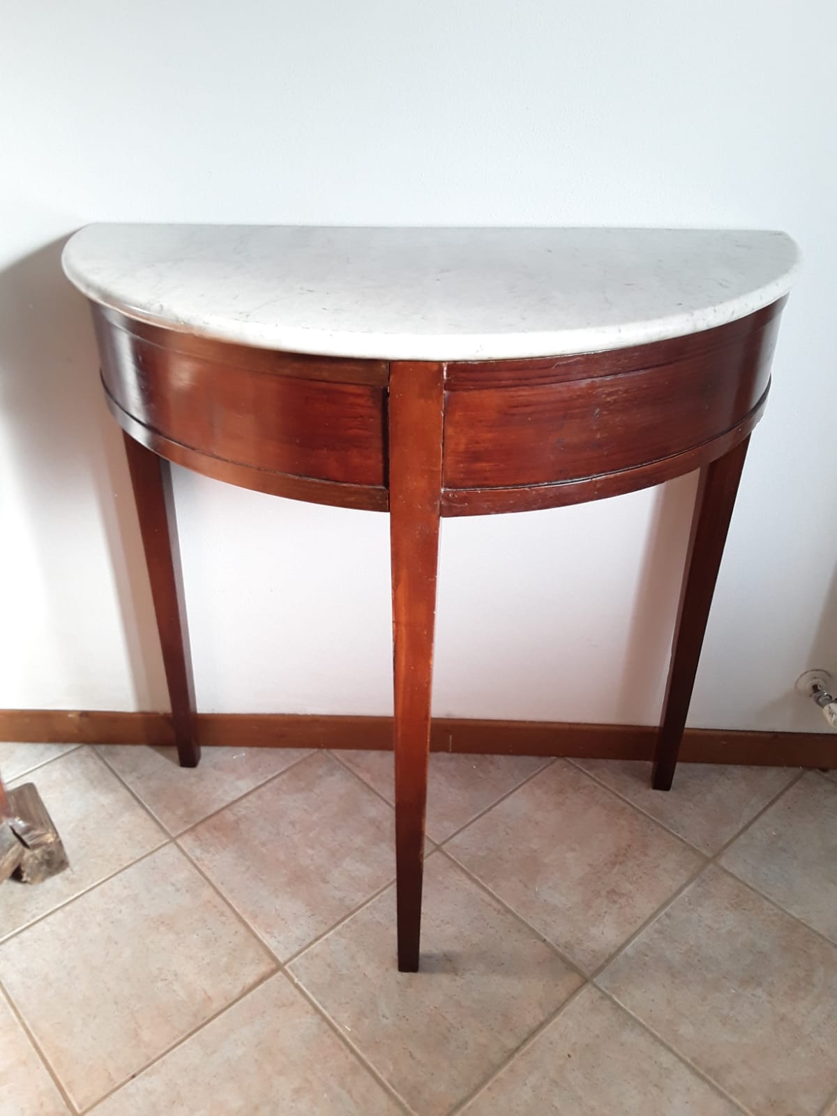 Consoles de meia-lua em cerejeira Luís XVI, mármore branco de Carrara Lucchese, A100xL97xP50. Garantia nos termos da lei.