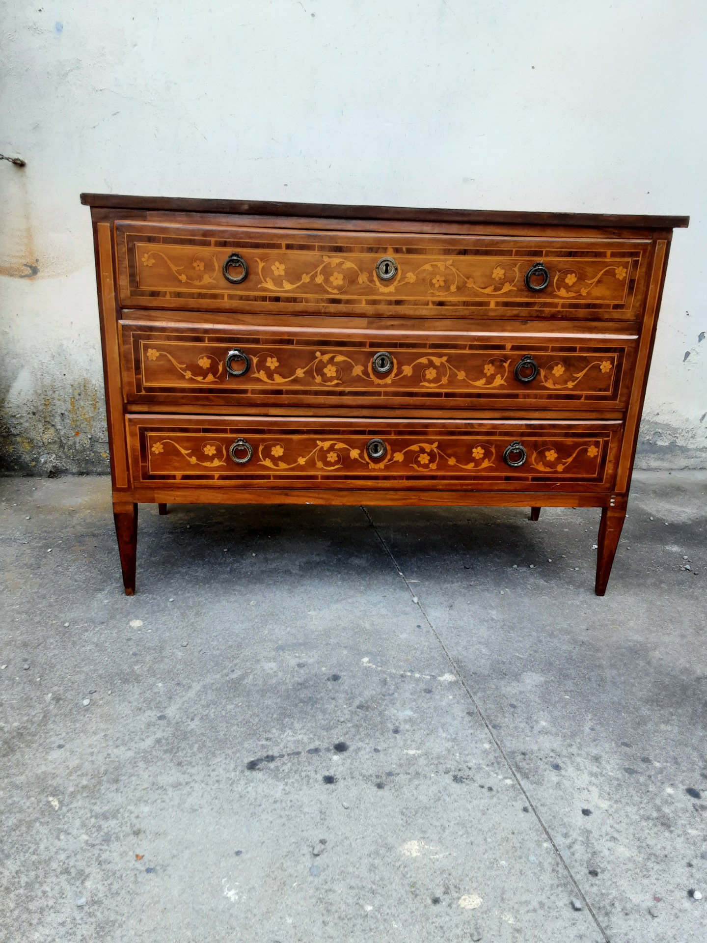 Lombardische Kommode, furniert mit Nussbaumholz und floralen Motiven aus Ahorn, Palisander und Buchsbaum, Ende des 18. Jahrhunderts. L121xB55xH90. Es wird eine Garantiebescheinigung ausgestellt.
