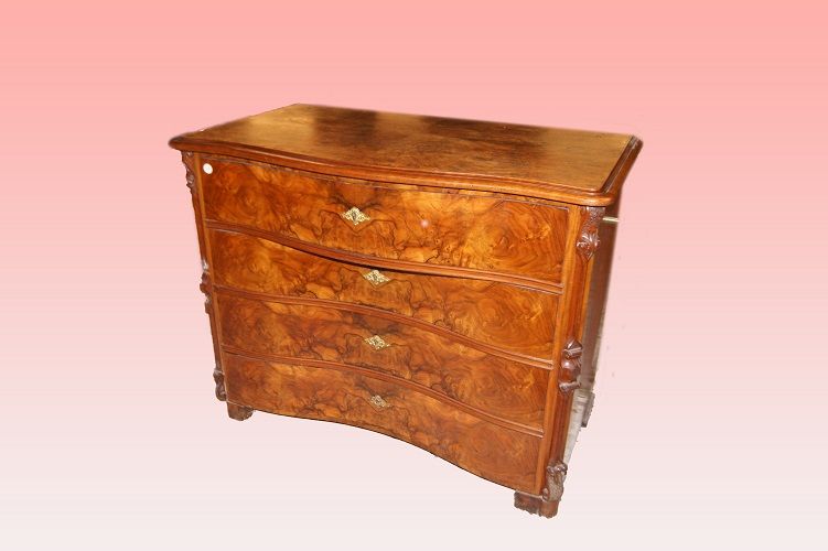 Biedermeier-Kommode aus Nussbaumwurzelholz aus dem Nordeuropa des 19. Jahrhunderts