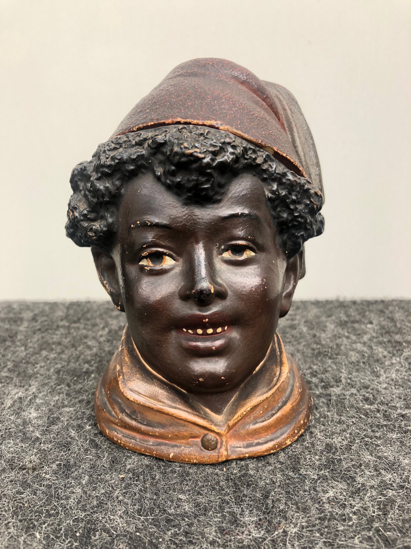 Tabakdose aus Steingut, die eine nordafrikanische Figur mit einem Fes darstellt. Frankreich.