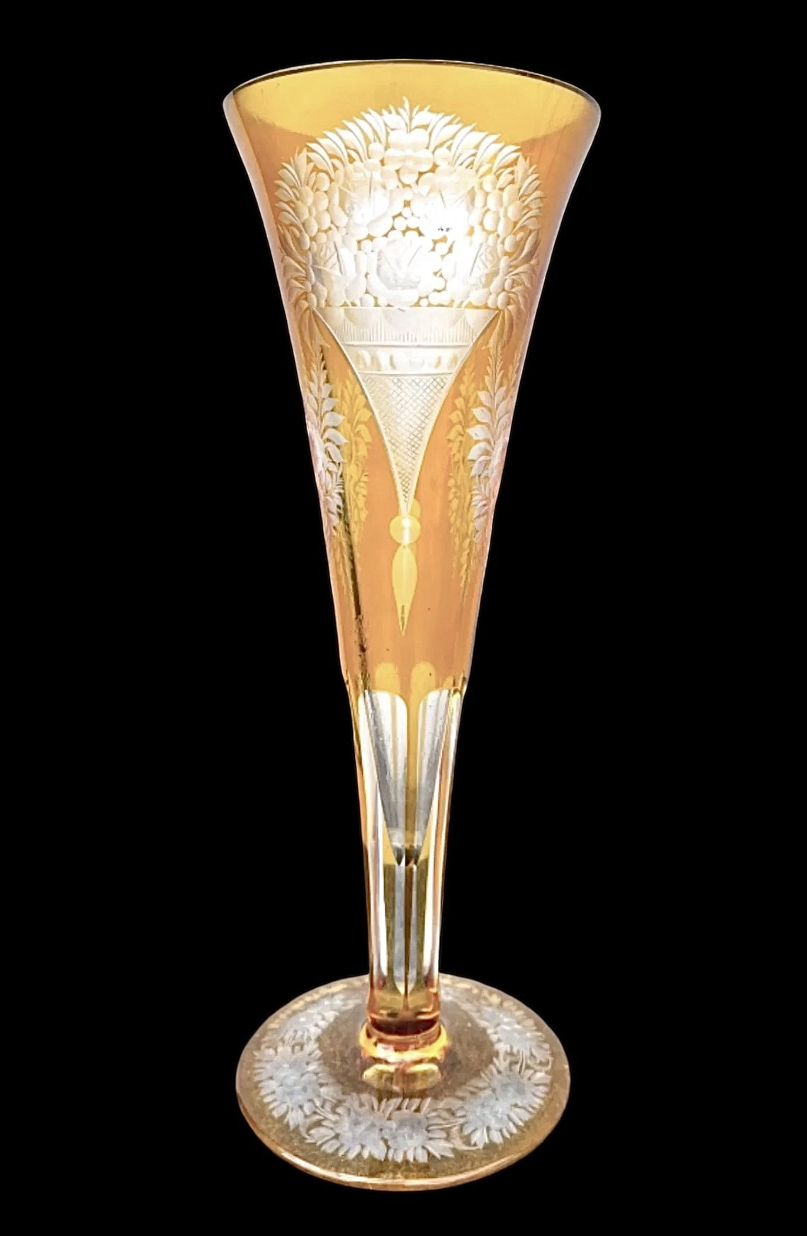 Geschliffene Kristallglasvase mit floralen Motiven. Böhmen