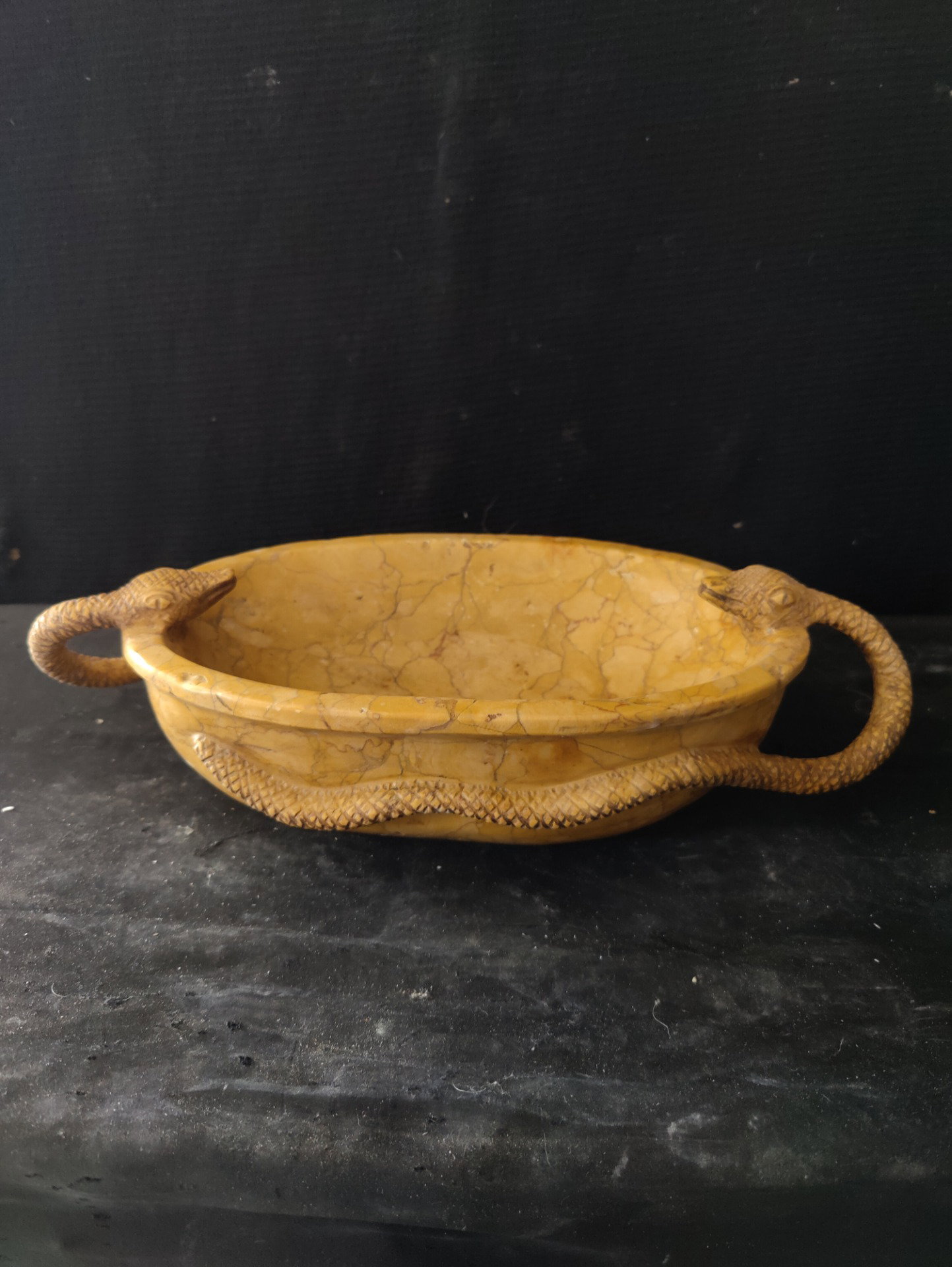 Esclusiva acquasantiera in marmo giallo reale - 40 x 20 cm
