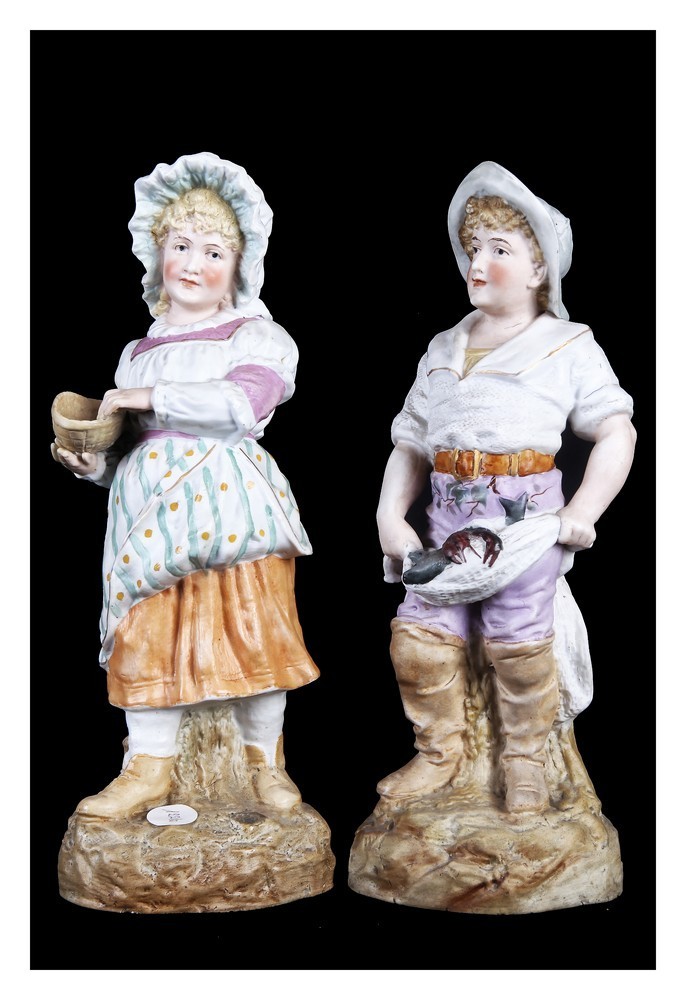 Pareja de figuritas de porcelana decorada inglesa representando jóvenes niños