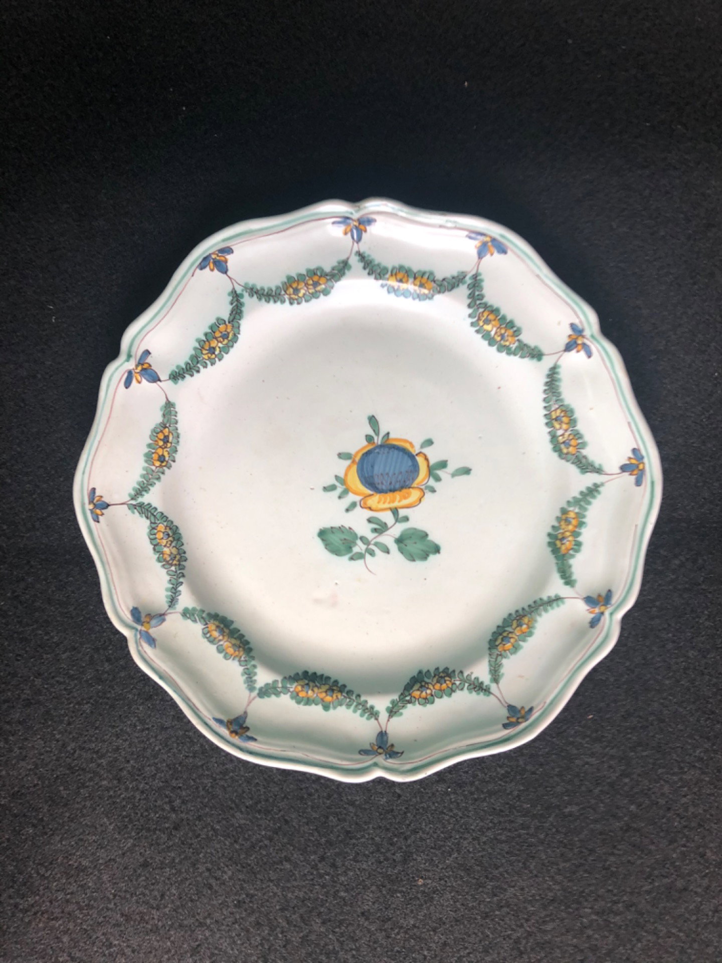 Prato de cerâmica com decoração floral e festões. Cerreto Sannita.