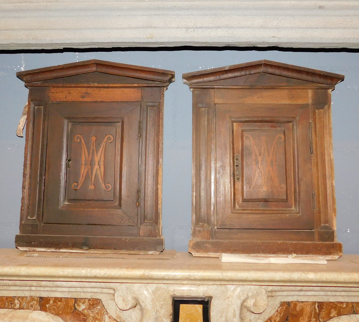 stip216 - Pair of walnut wall cabinets, 18th century, cm w 39 x h 46