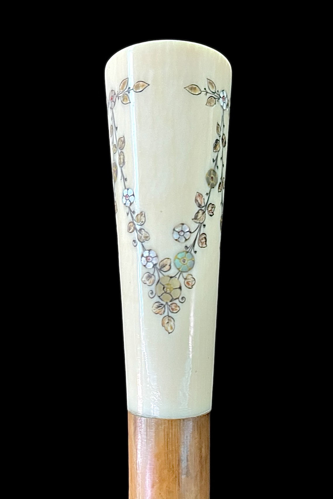 Canne avec pommeau en forme de 'panache' gravé avec incrustations de nacre en festons et motifs floraux. Shibayama. Japon.