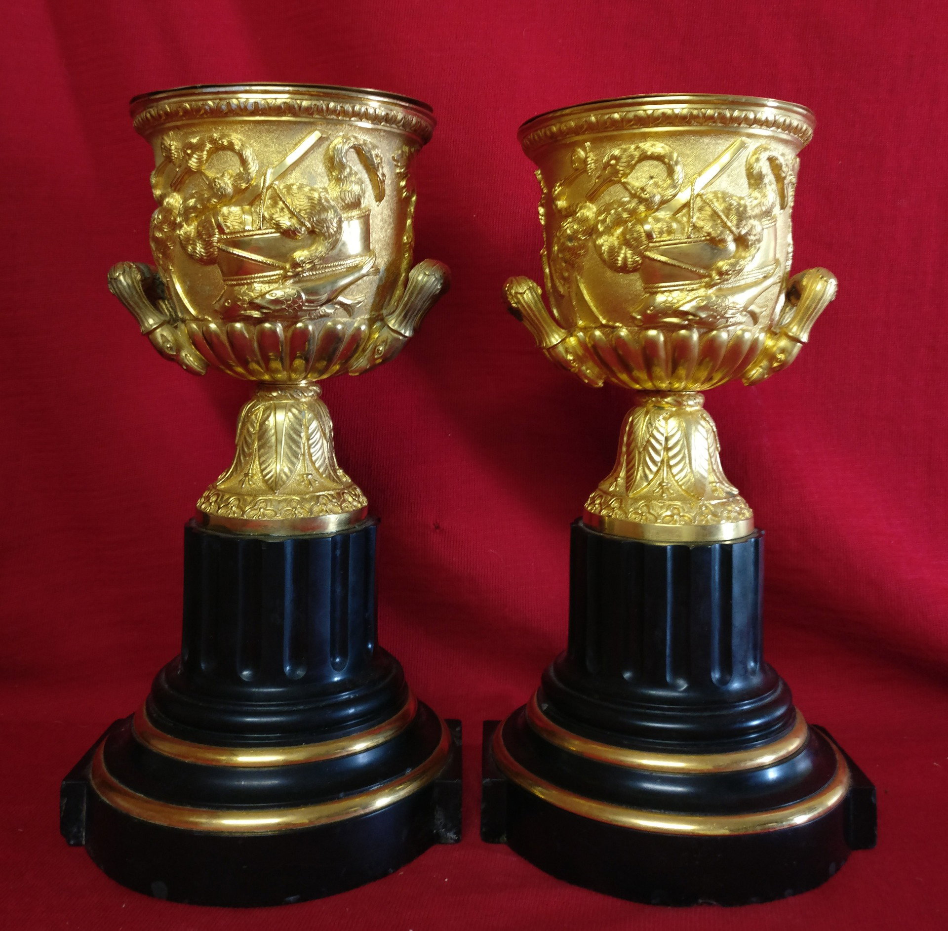 Coppia di Calici finemente cesellati - H 31 cm - Bronzo dorato e Marmo nero del Belgio - XIX secolo - Francia