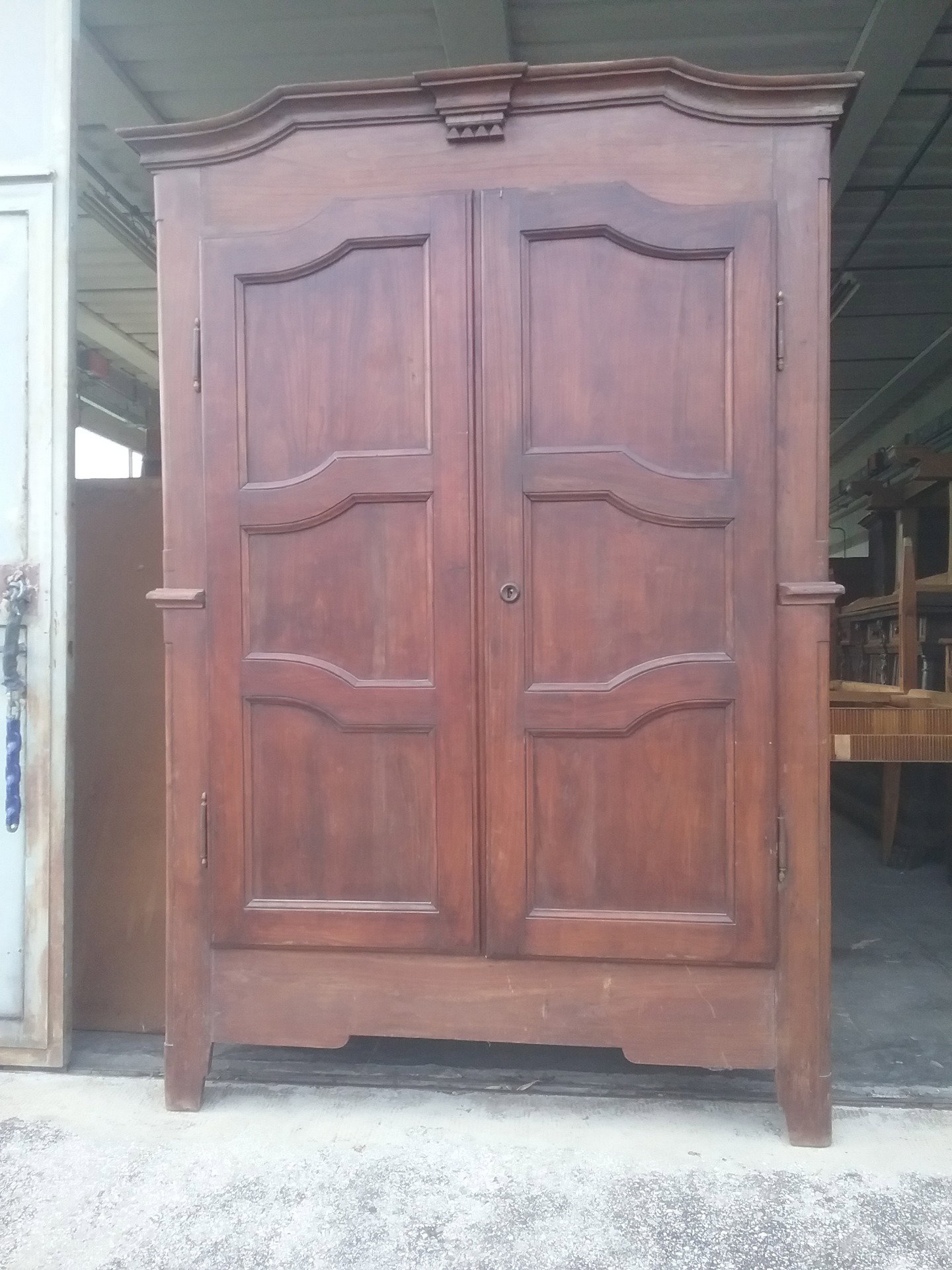 Guarda-roupa piemontês de cerejeira com barra ondulada, século XVIII, perfeito. L153 x P58 x A227. Garantia nos termos da lei.