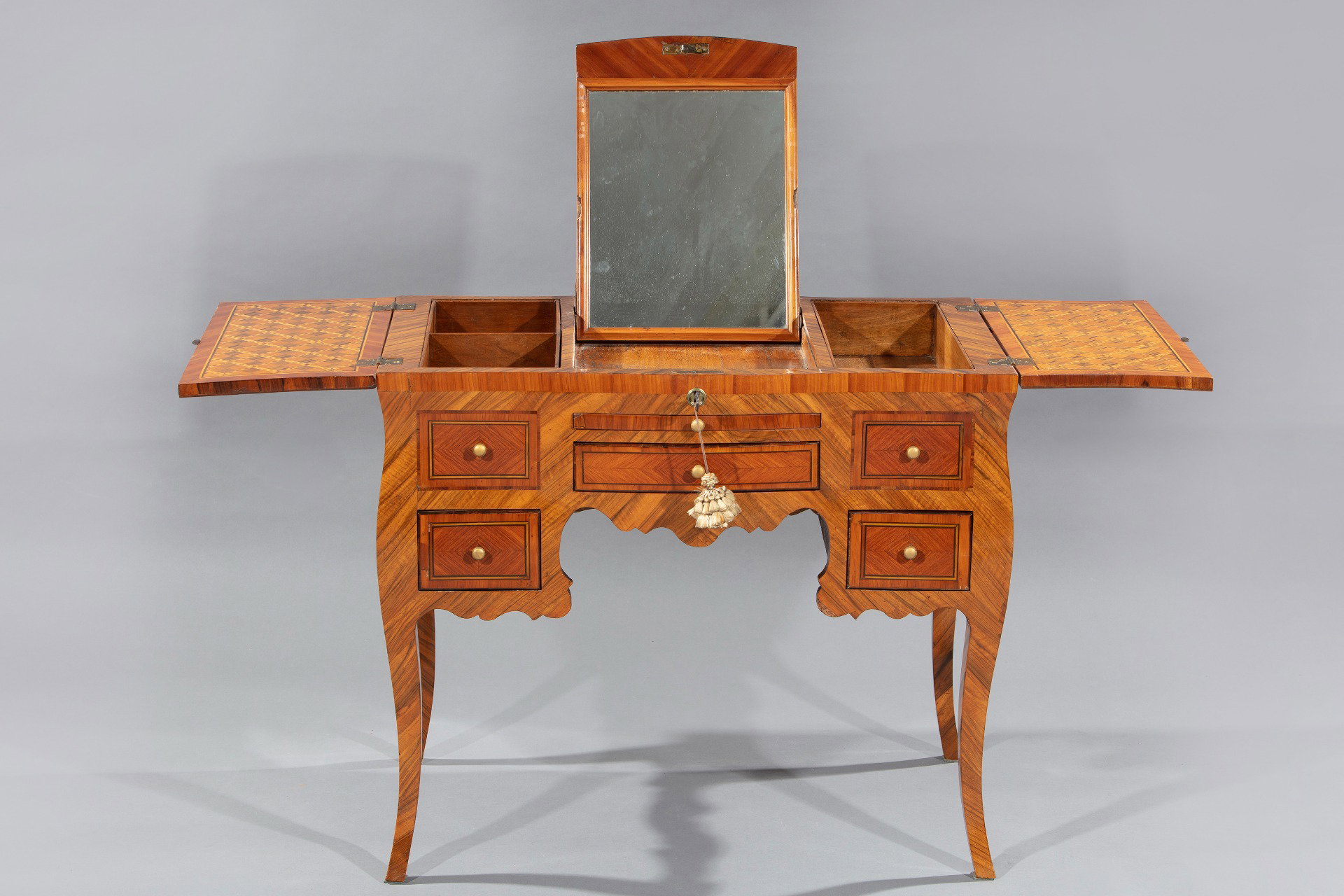 Table de toilette centrale marquetée et incrustée en bois de rose et bois divers, France, XVIIIe siècle